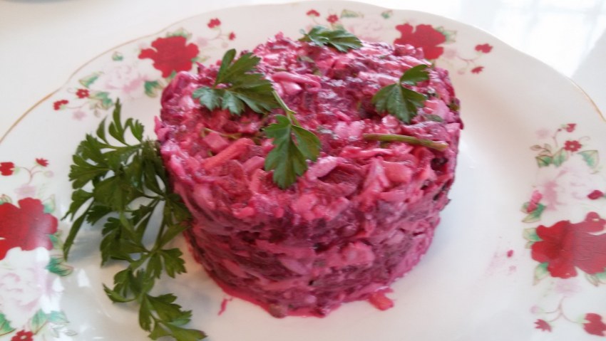 Салат из свеклы с сыром и чесноком