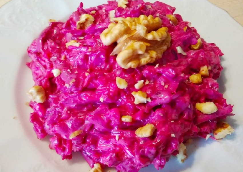 Салат из свеклы с сыром и чесноком подача
