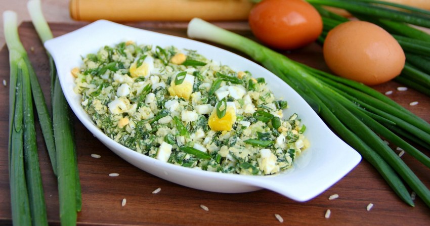 Салат с луком и яйцом