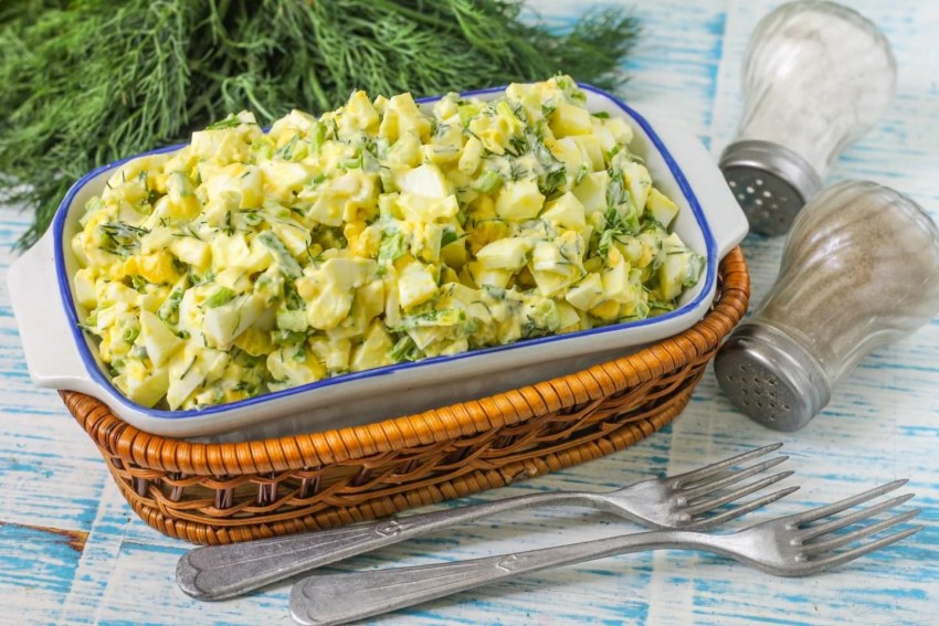 Салат с луком и яйцом