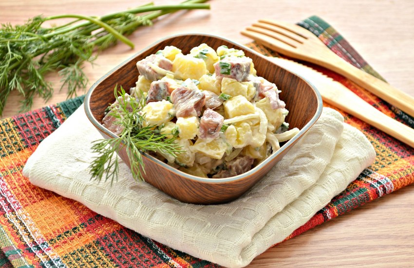 Салат с кальмарами яйцом и луком