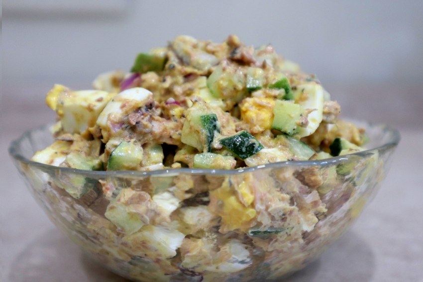 Салат с курицей и солеными огурцами