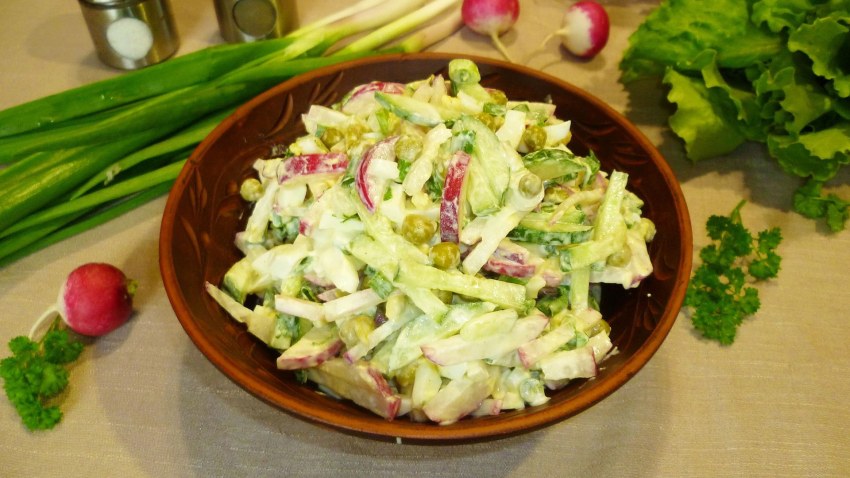 Салат с редиской и огурцом и яйцом