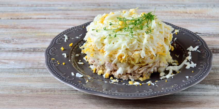Салат с курицей и сыром и яйцом