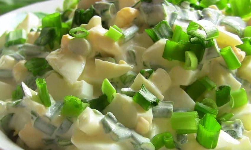 Салат с редиской и огурцом и яйцом и зеленым луком