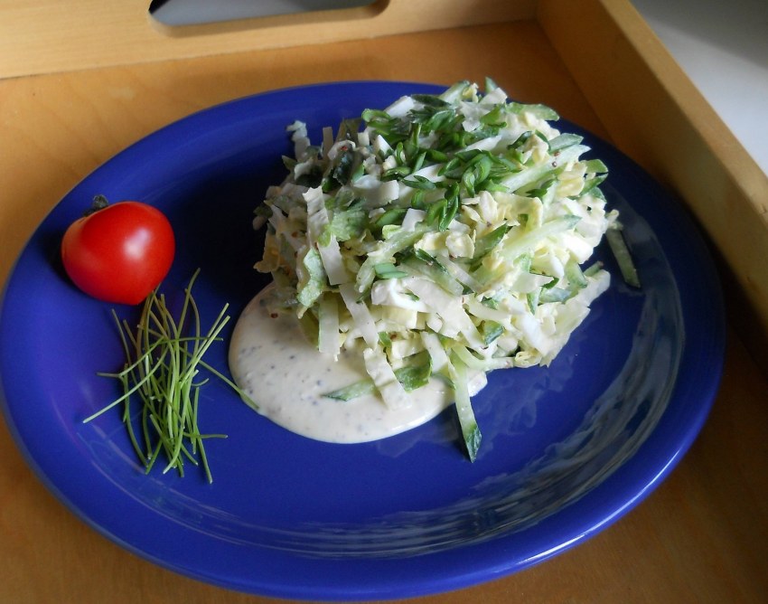 Салат с зелёным луком и яйцом и огурцом