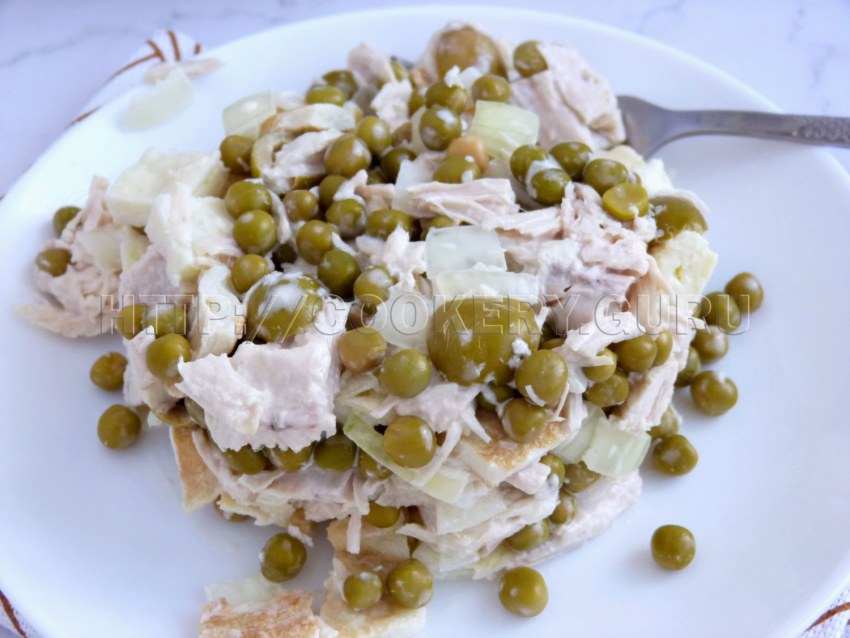 Салат с кальмарлм и яццом жареным луко