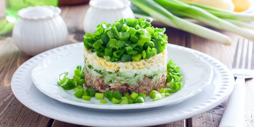 Салат с рыбой консервированной и яйцами