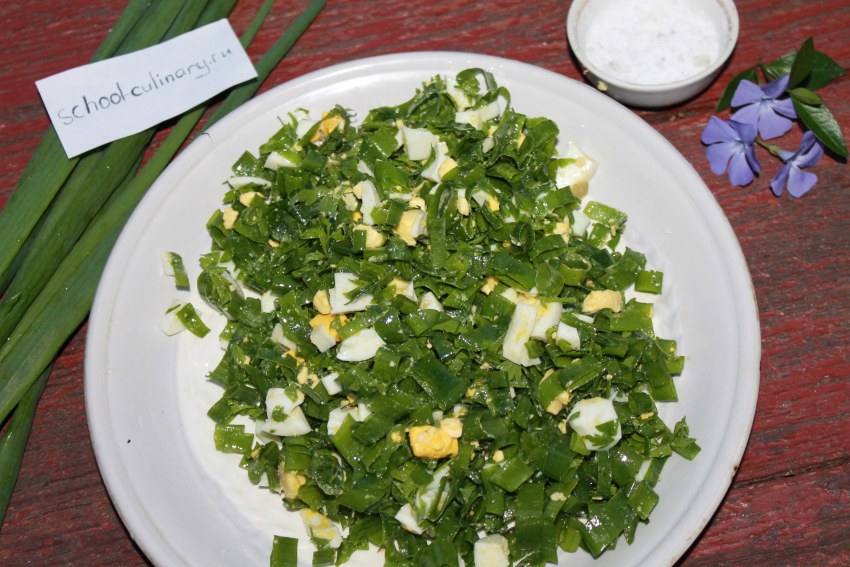Салат с луком пореем и курицей