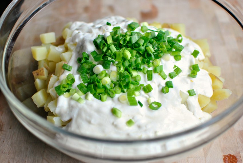 Салат с зелёным луком и яйцом и горошком