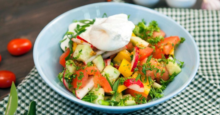 Салат с яичными блинчиками и курицей