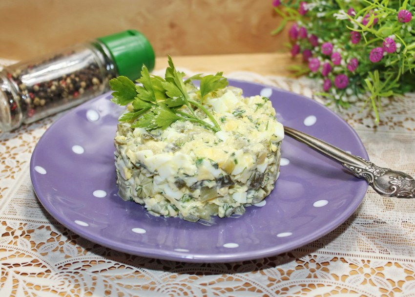 Салат с хлебом и луком