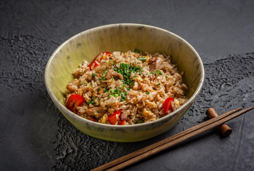 Рис по-тайски с курицей и овощами