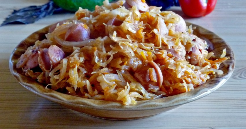 Тушёная картошка с капустой и куриной грудкой на сковороде