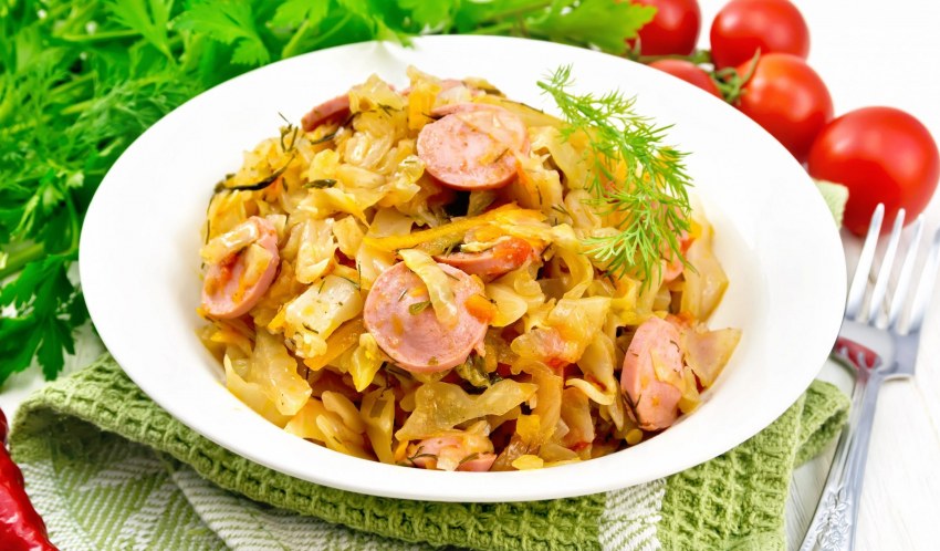 Капуста тушёная на сковороде с сосисками и томатной пастой с фасолью
