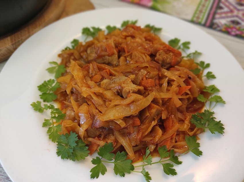Рыба с квашеной капустой на сковороде