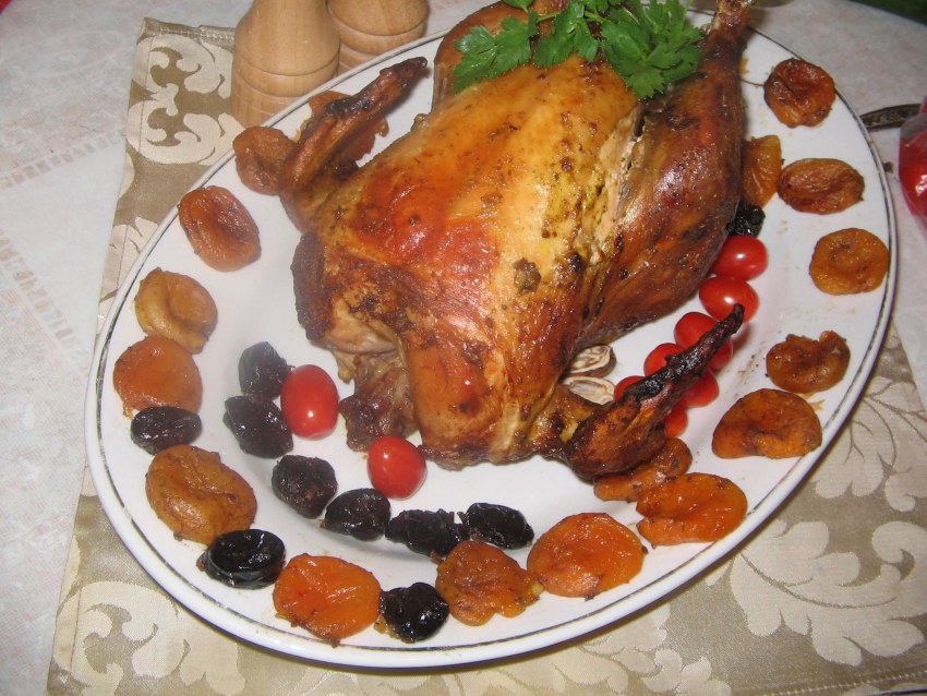 Курица с черносливом в духовке