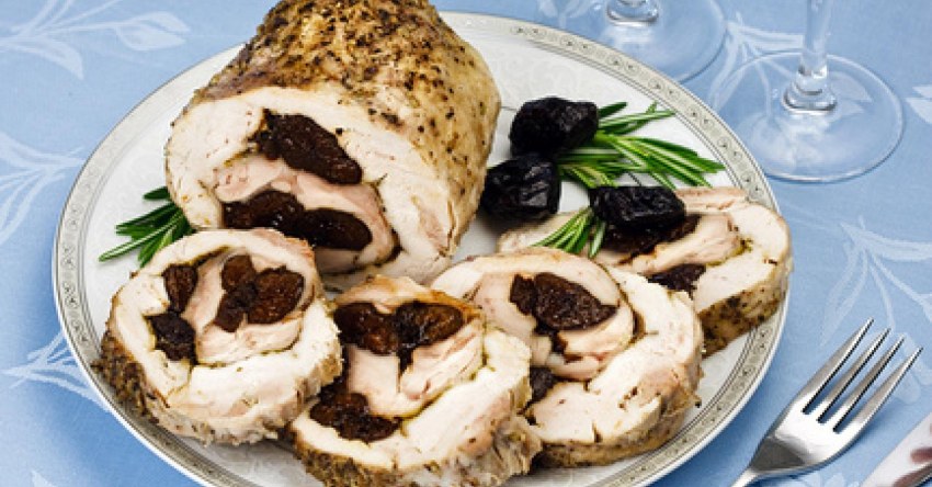 Фаршированная свиная вырезка с черносливом и орехами