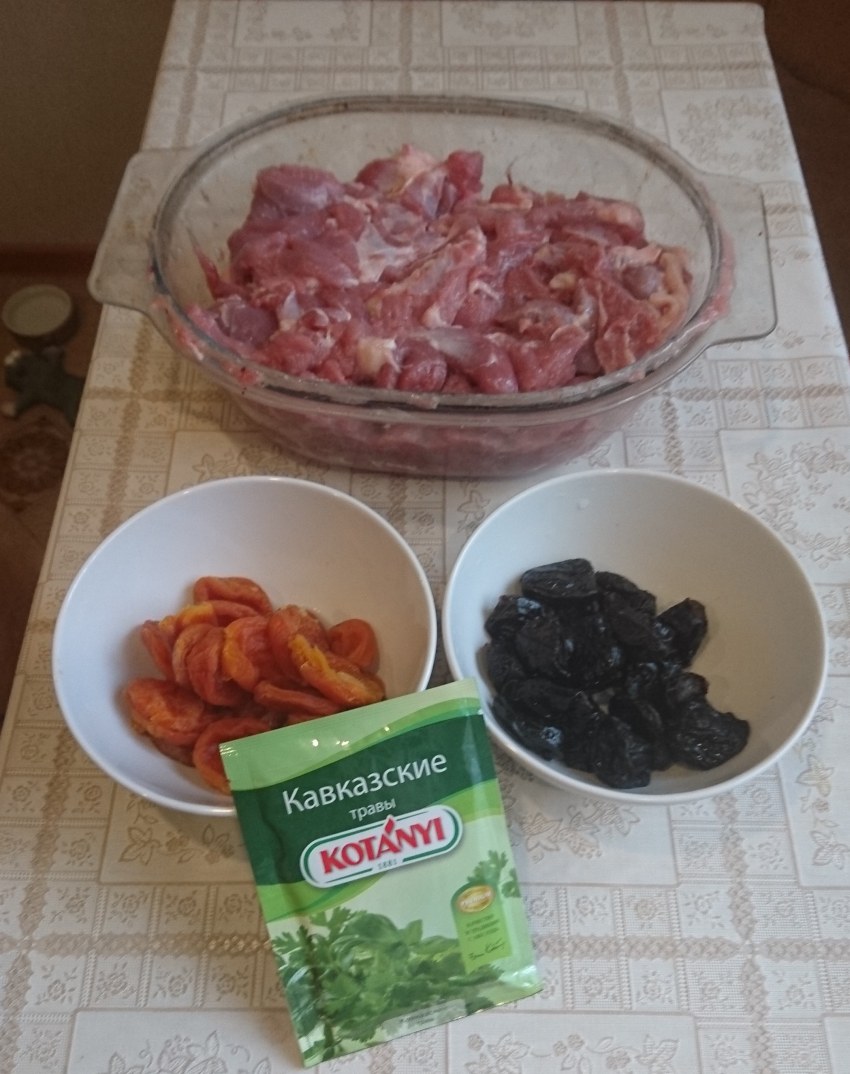Утка кусочками с сухофруктами в духовке