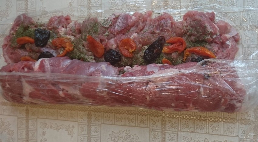 Филе индейки с черносливом и картофелем в духовке