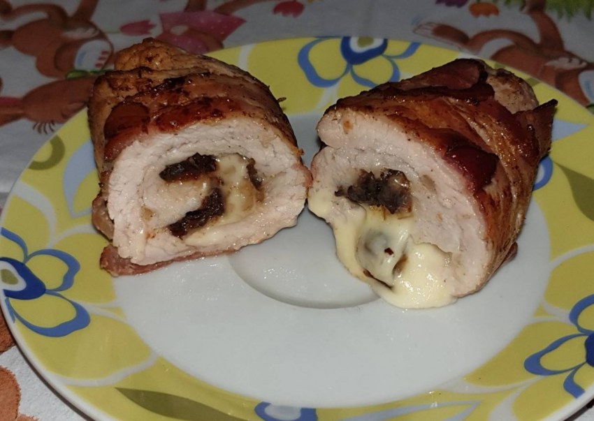 Куриный рулет с курагой и черносливом