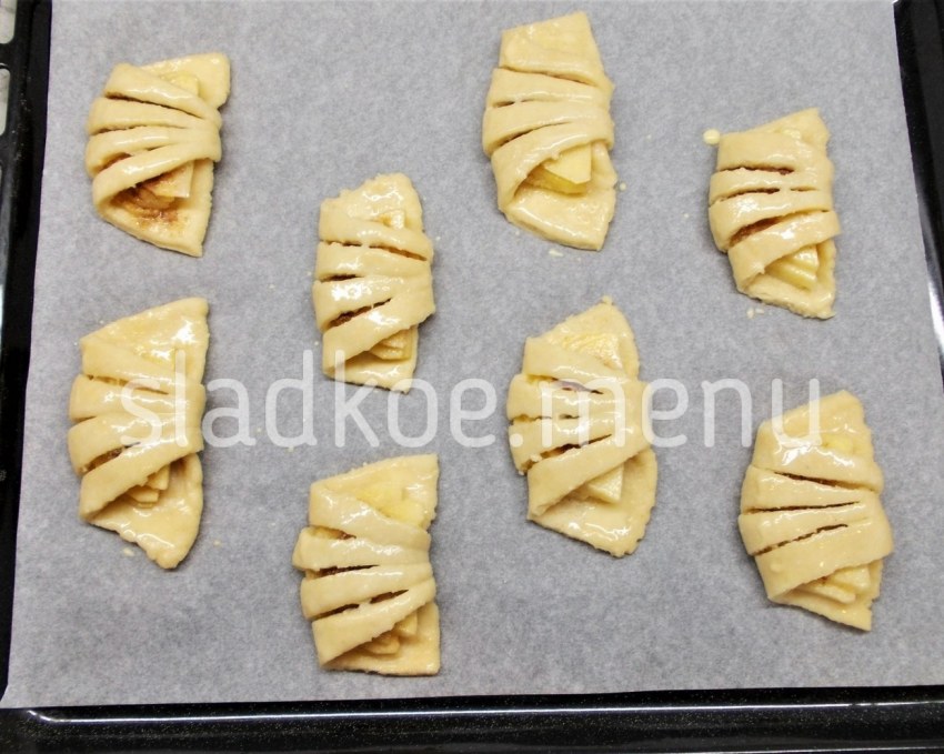 Слойка с яблоком и корицей