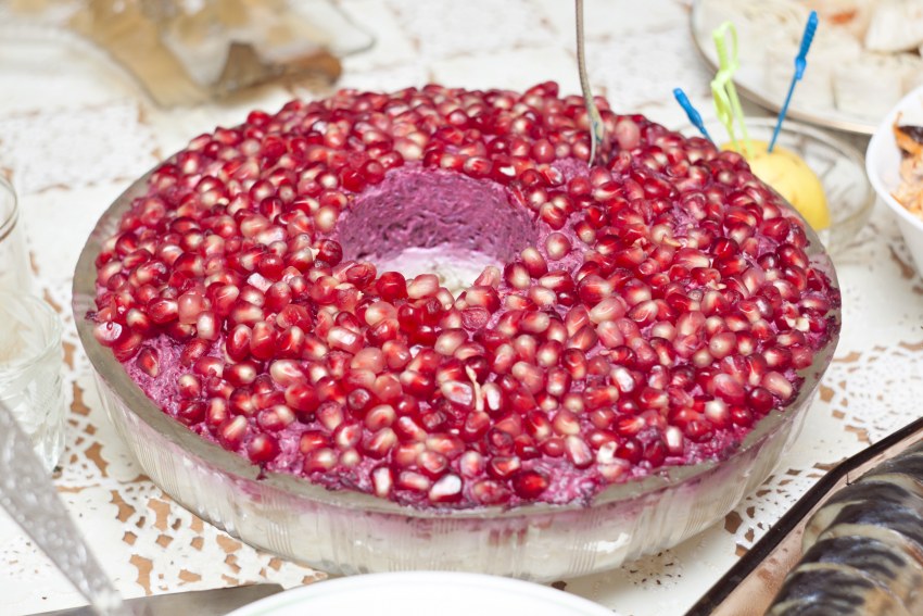 Салат с гранатом и копченой курицей