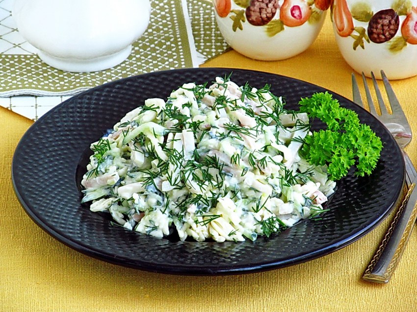 Салат морской с кальмарами и кукурузой