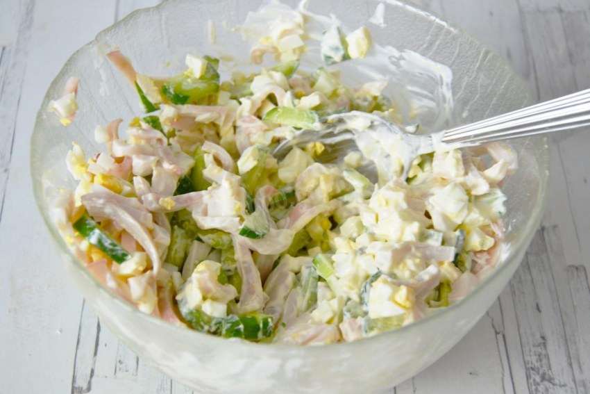 Салат с кальмарами и овощами