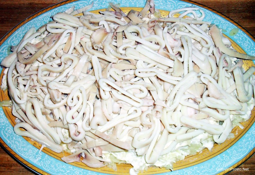 Салат с кальмарами и свежим огурцом