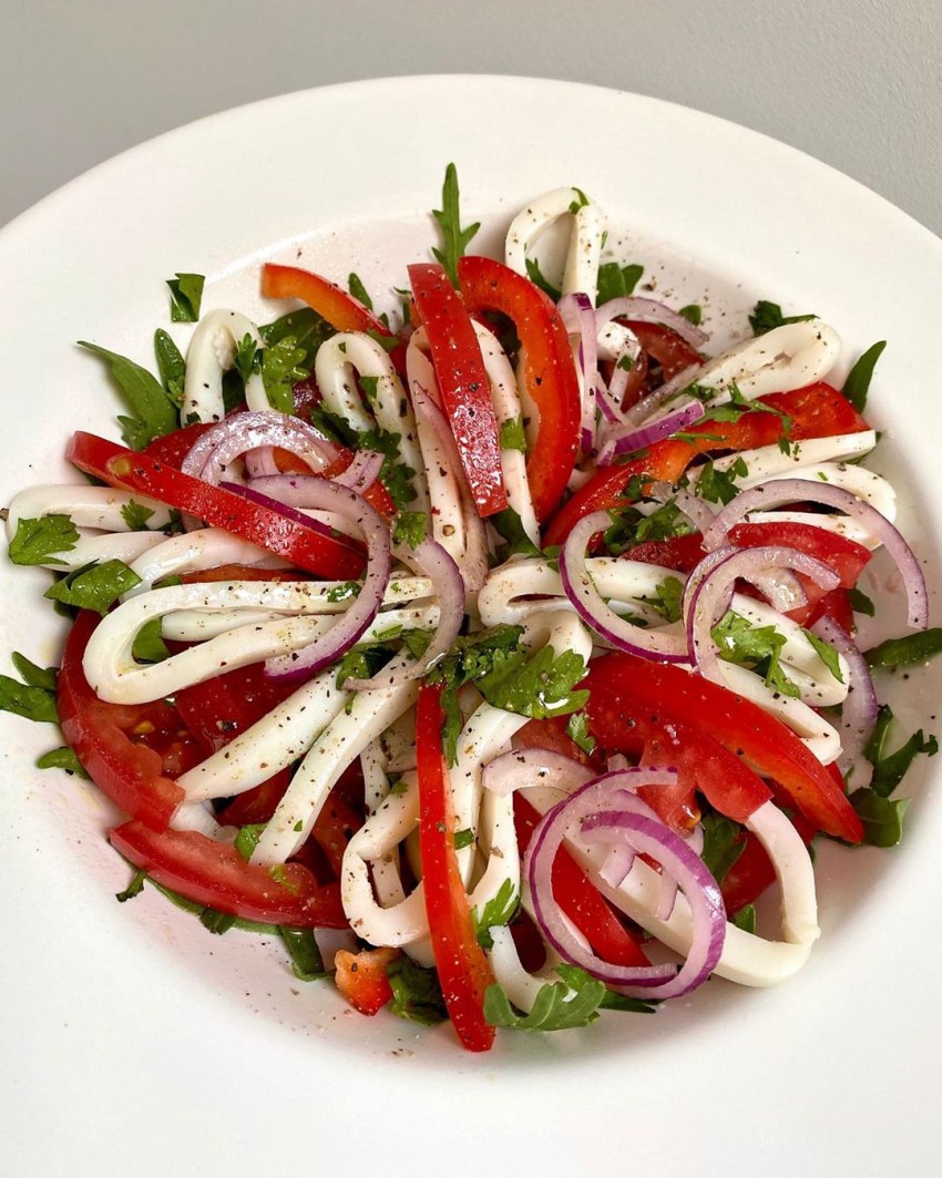 Салат с кальмарами и крабовыми палочками и кукурузой