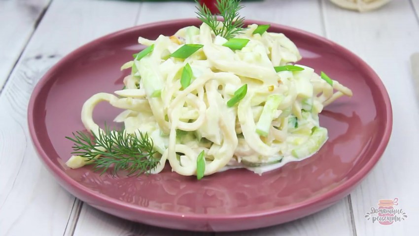 Салат с кальмарами