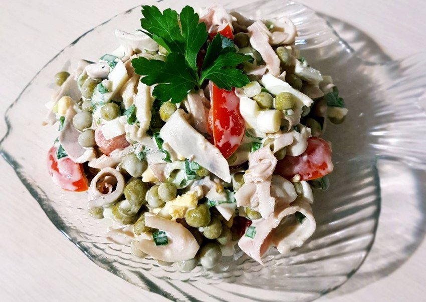 Салат с кальмарами
