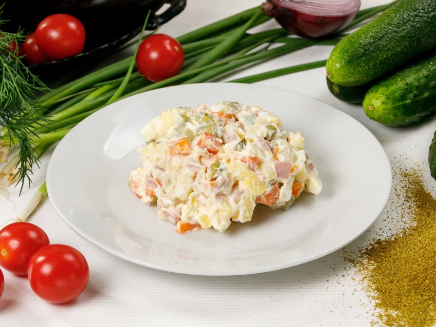 Салат с крабом и авокадо в ресторане