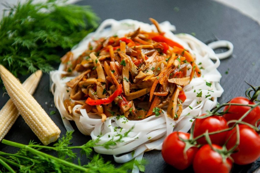 Курица терияки с фунчозой и овощами
