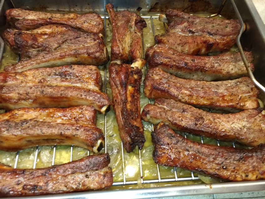 Запечённые свиные рёбрышки в духовке