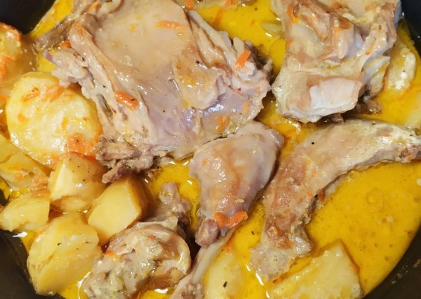 Тушёный кролик в сметане с картошкой