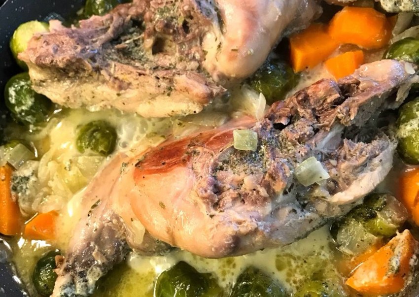 Кролик с овощами в сметане