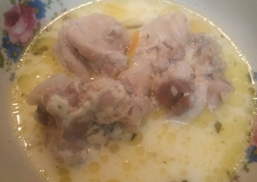 Тушёный кролик в сметане в утятнице