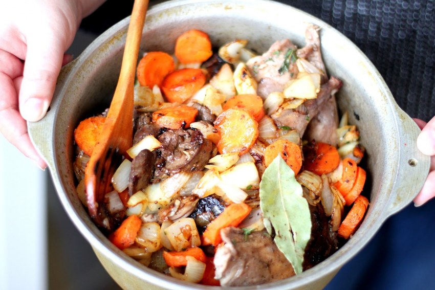Запеченный кролик в духовке с сыром