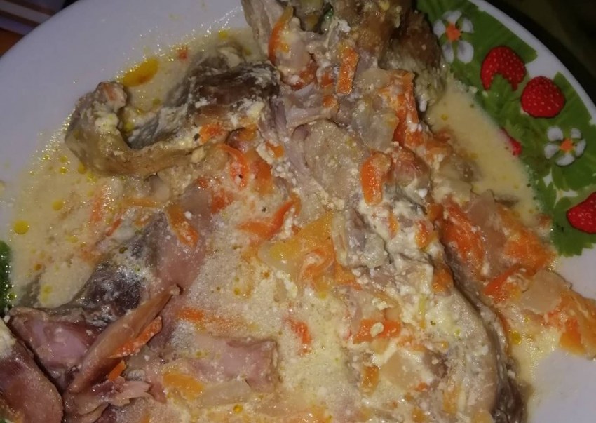 Кролик в сметане тушеный в казане