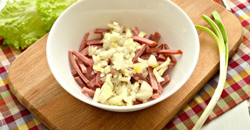 Салат с копчёной колбасой и солеными огурцами