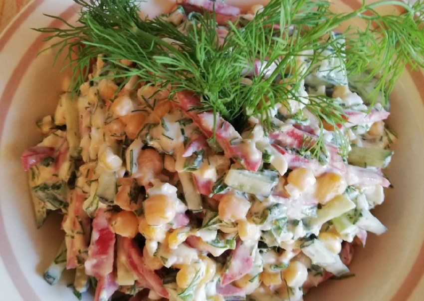 Вкусный салат с копченой колбасой
