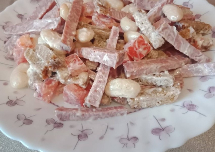 Салат с сухариками и копченой