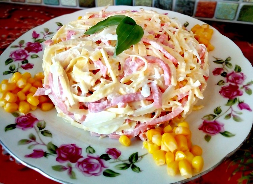 Салат с ветчиной и сухариками