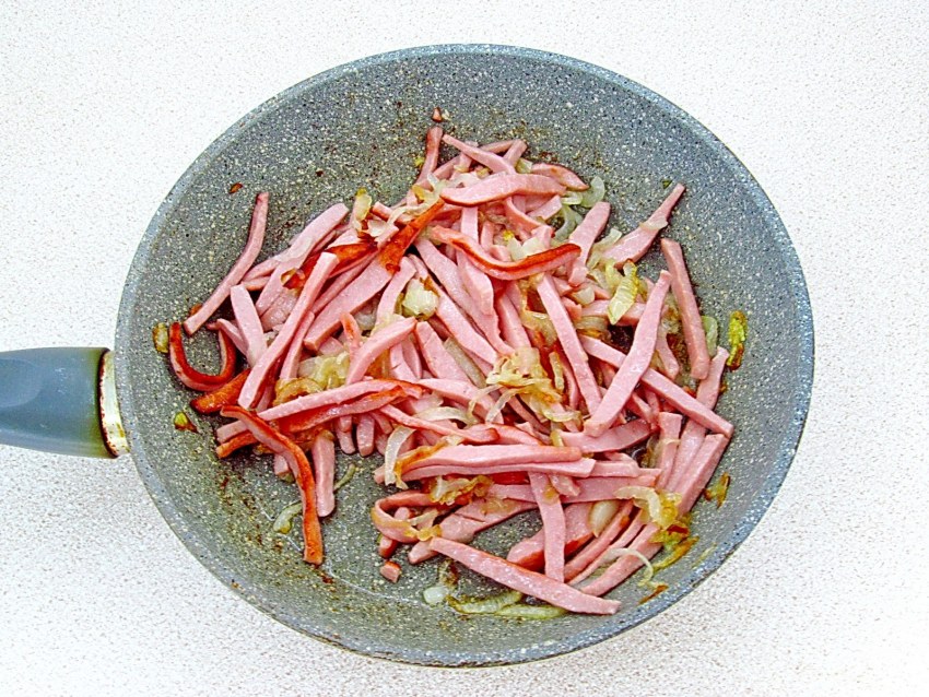 Салат с копчеными колбасками