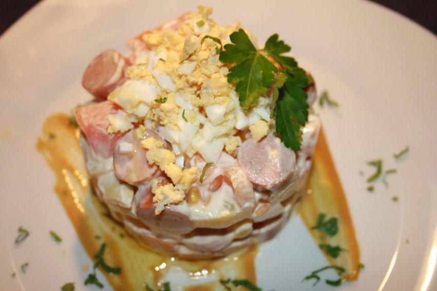 Салат из пекинской капусты с огурцом и колбасой