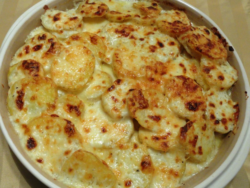 Курица с картошкой на сковороде с майонезом и чесноком