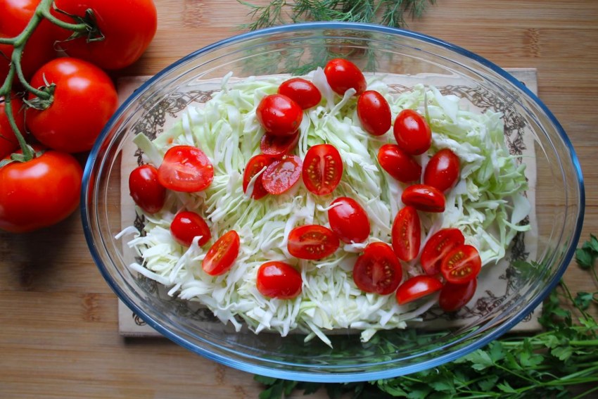 Цезарь с креветками и авокадо