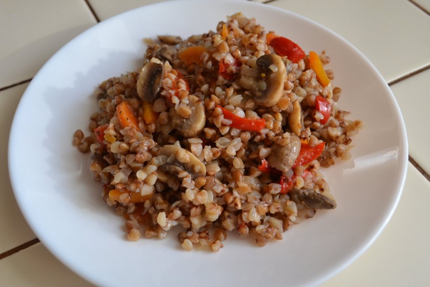Каша гречневая с грибами и луком и морковью